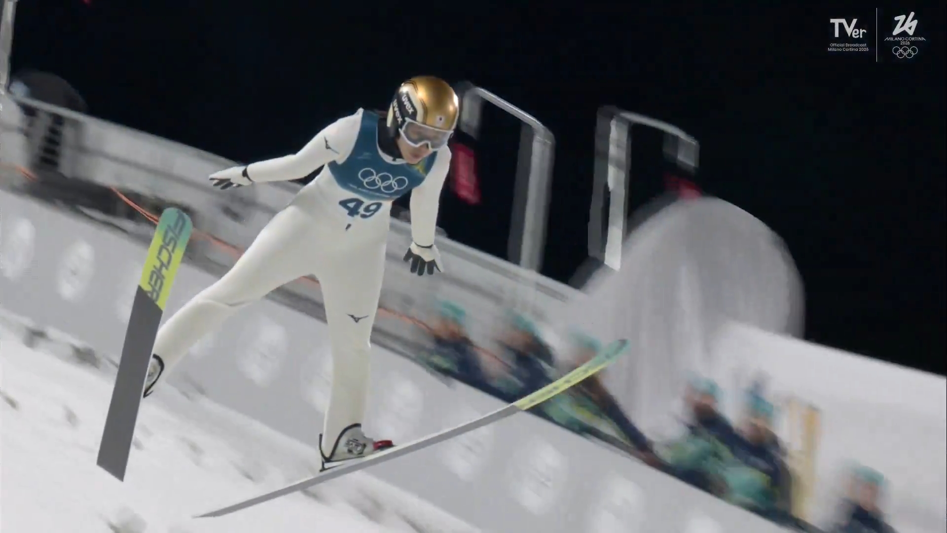 メダル獲得を決めた2回目の100m大ジャンプ、喜びのあまり仲間と